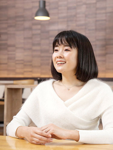 猫背はキャットツイストで解消！【時短オンナの年末かけこみ美容 Vol.3】