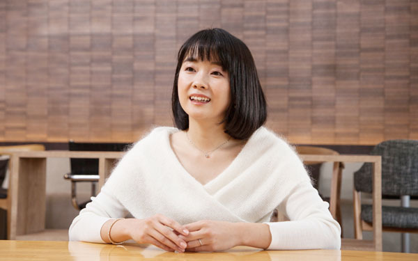 猫背はキャットツイストで解消！【時短オンナの年末かけこみ美容 Vol.3】