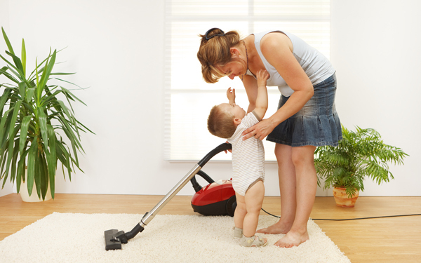 トイレに行くとき、どうしてる？　ママたちに聞いた「赤ちゃんの後追い対策」