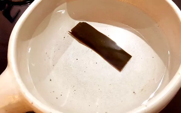 昆布を鍋に入れだしをとる