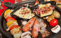 ホットプレート料理はいつも同じようなメニューになりがち。そこで今回は、ホームパーティでも活躍する、楽しく食事ができる「ホットプレート活用術」を紹介します。