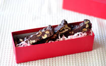 溶かして混ぜて冷やすだけ！　クルミ＆レーズン入りのヘルシーな「バレンタインチョコバー」は、親子で作るのにぴったり。型に使うのは、キッチンにあるあのアイテムです…！