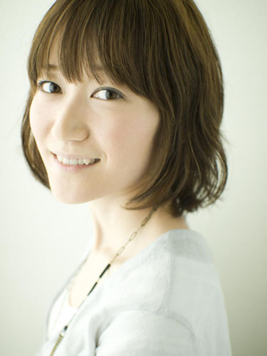 AYAさん【無人島に、何持っていく？ プロが選ぶ  “必要最低限コスメ” Vol.8】