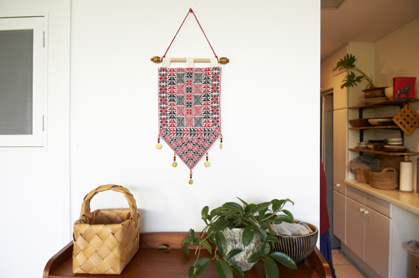 家族旅行の思い出に包まれる家　 堺あゆみさん家のインテリア 01