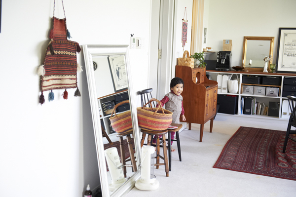 家族旅行の思い出に包まれる家　 堺あゆみさん家のインテリア 01