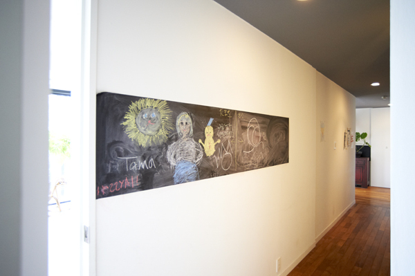 子どもたちの作品をセンス良く飾る　 堺あゆみさん家のインテリア #02