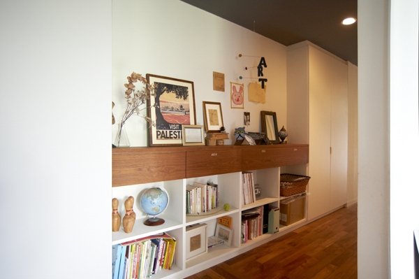 子どもたちの作品をセンス良く飾る　 堺あゆみさん家のインテリア #02