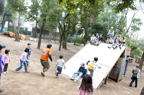 火おこしに泥んこ遊び　自由な遊びが子どもを育む「プレーパーク」ってどんなとこ？