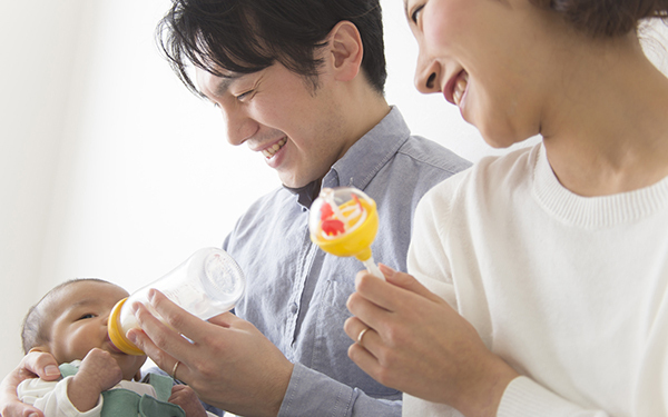 粉ミルク育児のおでかけ荷物はどのくらい？　液体ミルクが必要とされている訳