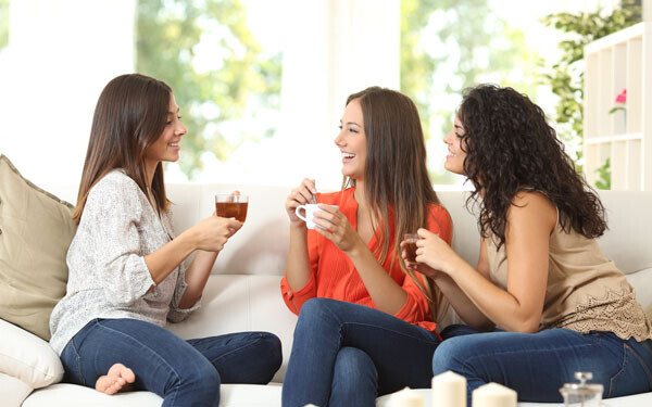 ソファで談笑する女性3人
