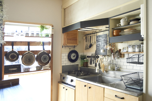 築40年のキッチンが見違える！  賃貸DIYのテクニック　EHAMIさん家のインテリア 02