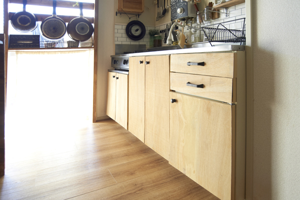 築40年のキッチンが見違える！  賃貸DIYのテクニック　EHAMIさん家のインテリア 02