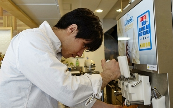 カリッとピスタチオ、山盛りの「紅ほっぺ」いちご！　フレンチ出身夫婦のソフトクリーム店 #千駄ヶ谷 #レティエ #おしゃれカフェ Vol.34