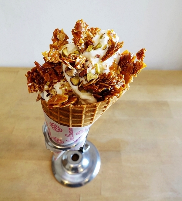 カリッとピスタチオ、山盛りの「紅ほっぺ」いちご！　フレンチ出身夫婦のソフトクリーム店 #千駄ヶ谷 #レティエ #おしゃれカフェ Vol.34