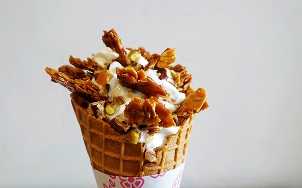 カリッとピスタチオ、山盛りの「紅ほっぺ」いちご！　フレンチ出身夫婦のソフトクリーム店 #千駄ヶ谷 #レティエ #おしゃれカフェ Vol.34