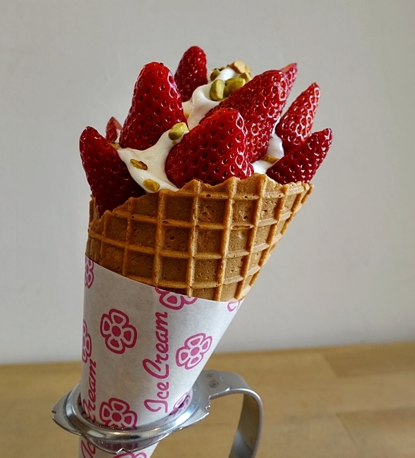 カリッとピスタチオ、山盛りの「紅ほっぺ」いちご！　フレンチ出身夫婦のソフトクリーム店 #千駄ヶ谷 #レティエ #おしゃれカフェ Vol.34