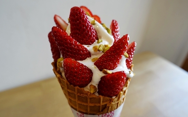 カリッとピスタチオ、山盛りの「紅ほっぺ」いちご！　フレンチ出身夫婦のソフトクリーム店 #千駄ヶ谷 #レティエ #おしゃれカフェ Vol.34