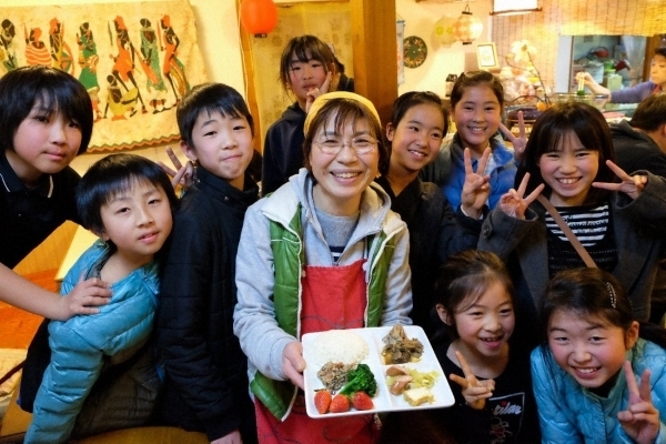 親の力だけで育てるのって難しい！　塾弁、一人ご飯…、子どものご飯どうしてる？