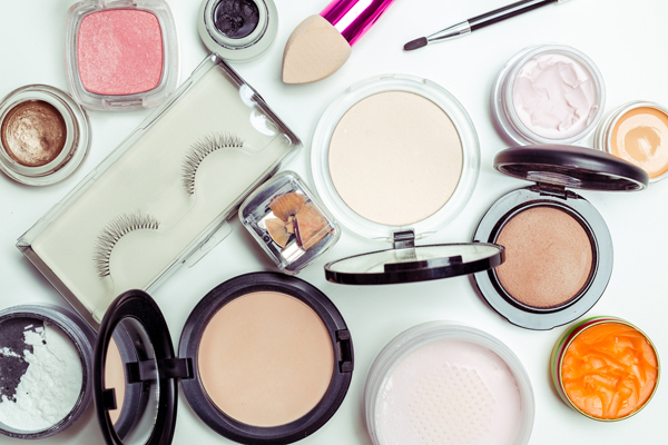 メイク直しの手間が省ける！ 「チークを下地に使う」3つのメリット