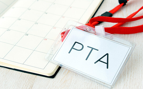 机に置かれた「PTA」のネームカード