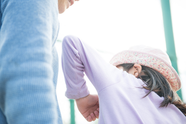 【子どもを危険から守るために、今日から子どもに教えておきたい護身テクニック 第2回】腕をつかまれた時の対処法