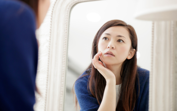 ふと鏡を見てギョッ！　30代から自覚したい「疲れたオバサン顔」の兆候