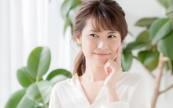 ふと鏡を見てギョッ！　30代から自覚したい「疲れたオバサン顔」の兆候