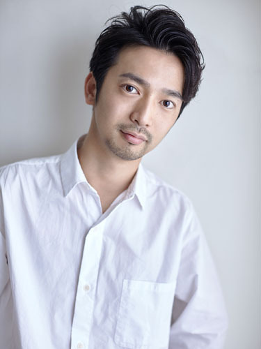 陣内勇人さん【無人島に、何持っていく？ プロが選ぶ  “必要最低限コスメ” Vol.10】