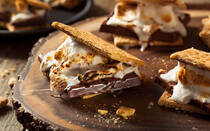 バーベキューでは食事がメインで、デザートが少なくなりがち。あったとしても、お菓子やフルーツばかりでマンネリ化してしまいます。そこで今回は、アウトドアでも楽しめるデザートを紹介。持ち寄りでも、デザート類はかぶりにくいので便利です。