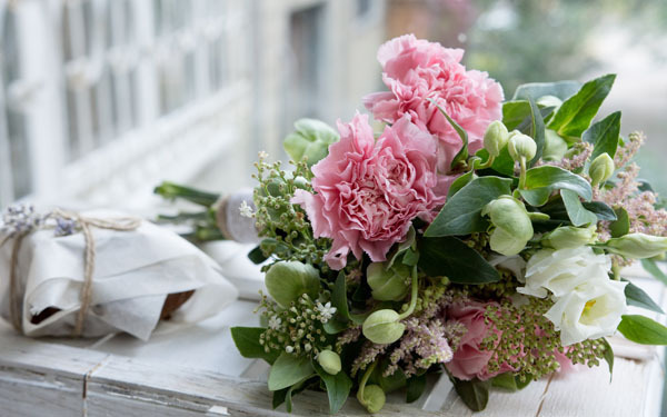 母の日にお花を贈るなら○○に注意！　ママたちの失敗談