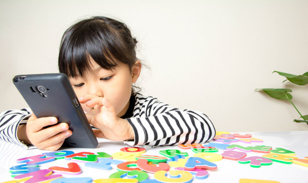子どもの現代病「スマホ依存」にさせない！　今、親子で取り組めること【パパママの本音調査】  Vol.87