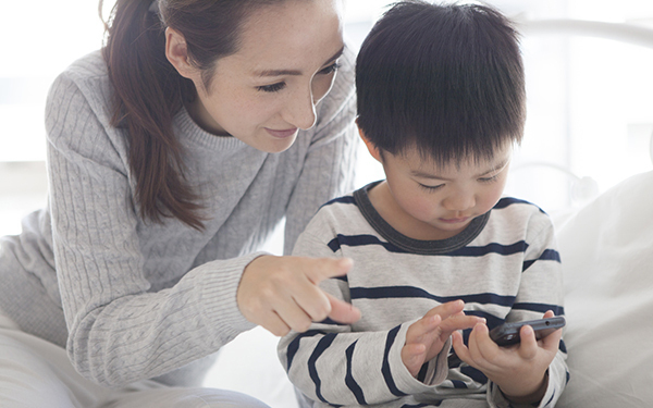 防犯対策でケータイを与えるだけはダメ！　子どもの年齢に応じたフォローを