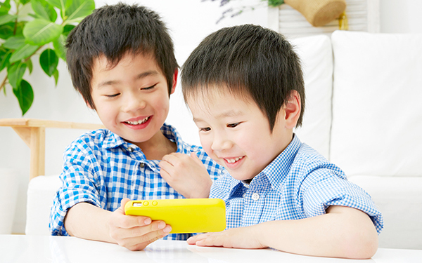 防犯対策でケータイを与えるだけはダメ！　子どもの年齢に応じたフォローを