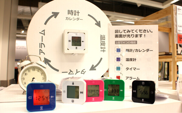 時計、温度計、アラーム、タイマー機能がついたクロックLÖTTORP/KLOCKISは、下にする面を変えると表示が切り替わるユニークな設計。299円(税込)とリーズナブルな価格にもびっくり！