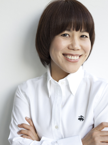 山本浩未さん【無人島に、何持っていく？ プロが選ぶ  “必要最低限コスメ” Vol.11】