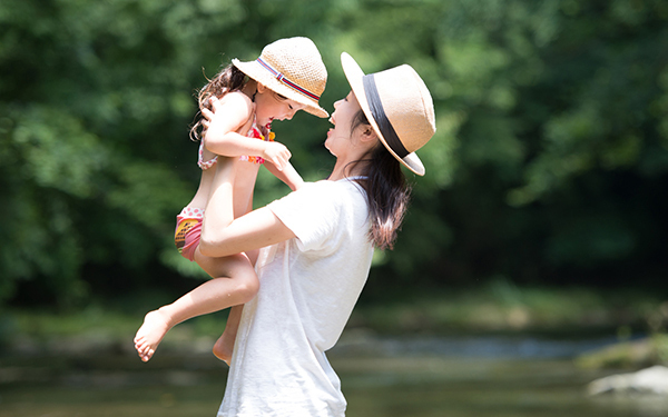  これならオバサンっぽさが消し去れる！　オシャレなつば広帽子のかぶり方