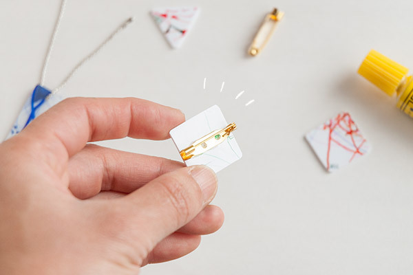 子どもの落書きが父の日ギフトに大変身！　おしゃれプラバンバッジ【おうちで季節イベント お手軽アートレシピ Vol.15】