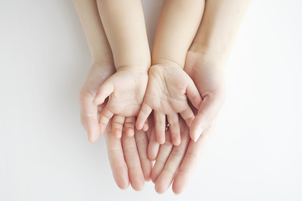 子どもの不調は「ママの手」でケア！　元気がない時は、ココをもんであげよう！