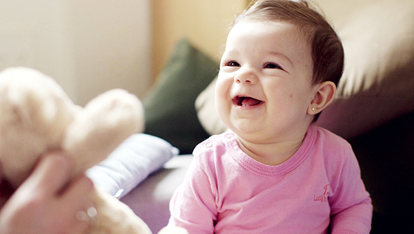 なぜ赤ちゃんはスプーンを落とすのか？　赤ちゃんの驚きの学び能力とは　「いのちのはじまり」【前編】