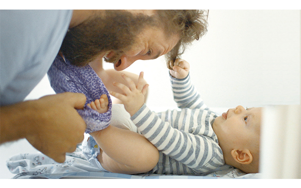 なぜ赤ちゃんはスプーンを落とすのか？　赤ちゃんの驚きの学び能力とは　「いのちのはじまり」【前編】