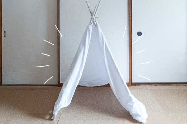 新聞紙でテントをつくる！ 雨の日は親子でおもちゃを作って楽しもう！【おうちで季節イベント お手軽アートレシピ Vol.16】