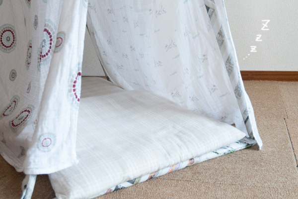 新聞紙でテントをつくる！ 雨の日は親子でおもちゃを作って楽しもう！【おうちで季節イベント お手軽アートレシピ Vol.16】