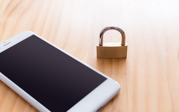 LINEいじめが問題に…子どもを監視するアプリの導入に賛成？　反対？【パパママの本音調査】  Vol.112