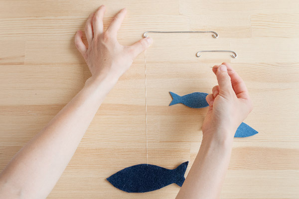 300円で作れちゃう！　夏のインテリアにもなるお魚モビール【おうちで季節イベント お手軽アートレシピ Vol.18】