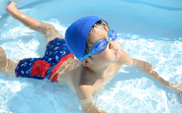 プールでの日焼け止めは禁止すべき？【パパママの本音調査】  Vol.131