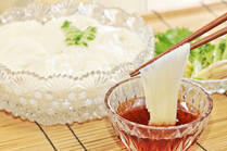 夏は「そうめん」が食卓にあがる回数が増えるのでは。だけど、栄養バランスということを考えはじめると、「それだけでいいのかしら？」と悩んでしまいますよね。みなさんはどんな「おかず」を用意しますか？