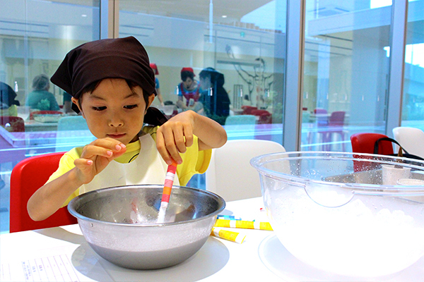 パピコはこうして作られる！　手作りアイス体験も楽しい、グリコの工場見学「グリコピア CHIBA」へ親子で行ってみた