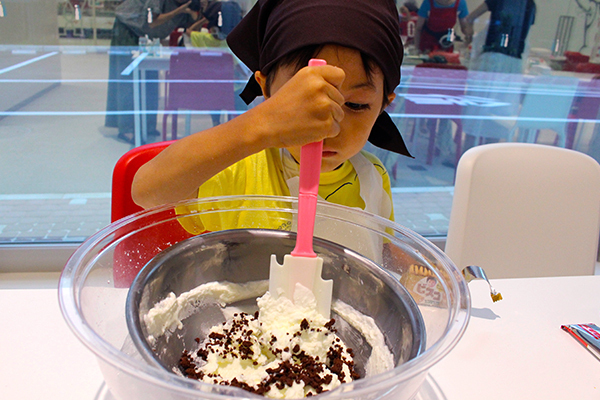 パピコはこうして作られる！　手作りアイス体験も楽しい、グリコの工場見学「グリコピア CHIBA」へ親子で行ってみた