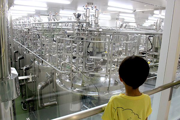 パピコはこうして作られる！　手作りアイス体験も楽しい、グリコの工場見学「グリコピア CHIBA」へ親子で行ってみた