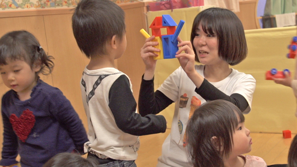 夜、働く人の子どもはどこで安心して眠る？　「夜間もやってる保育園」の現実と偏見